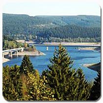 Blick aus dem Ort auf den Oker-Stausee (Foto und Text bereitbestellt von Camillo Kluge, Bergpension Schulenberg)